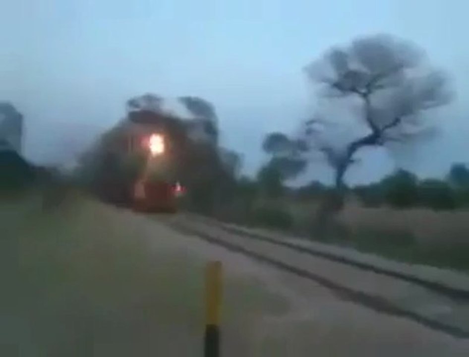 How to wash a running train [ Asian Style ] - Must watch