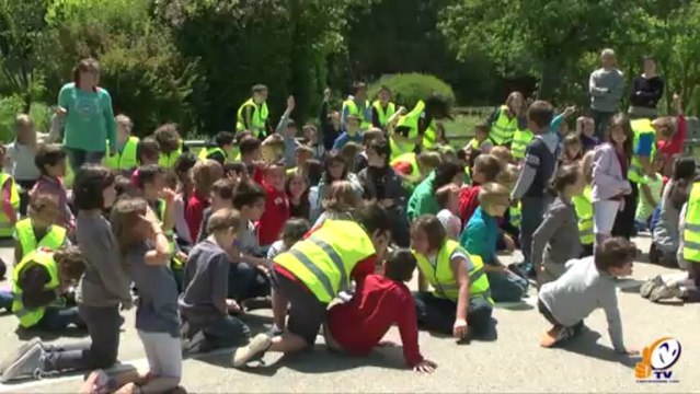 Sécurité routière : distribution de gilets jaunes aux élèves de l’école primaire de Villegailhenc :