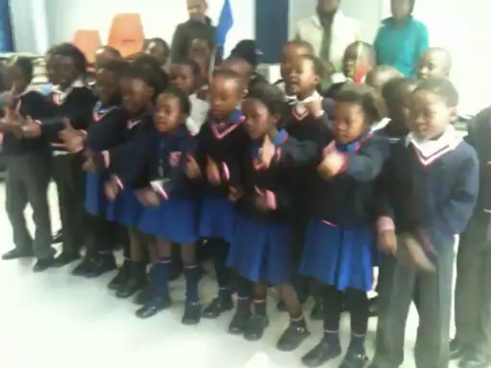 Les enfants de l'école Thabisang de Soweto chantent un chanson en Afrikaans