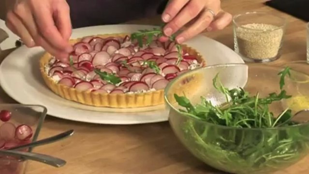 Repas divin : tarte au chèvre et herbes fraîches, radis, sésame avec un sauvignon