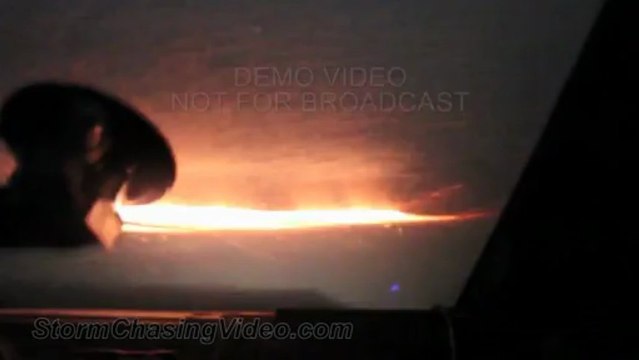 Voiture à l'intérieur d'une tornade