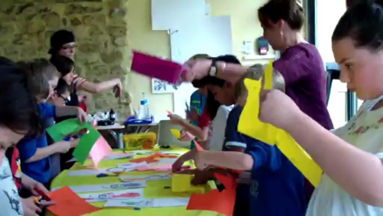 Carole Chaix anime un atelier graphique avec les écoliers à la bibliothèque de Sarrians Vaucluse dans le cadre de la tournée Nomades du livre-27 mai 2013