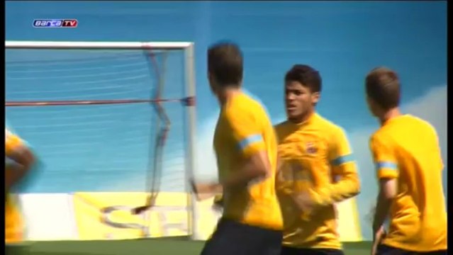 El homenaje a Dani Jerque une al Barça y al Espanyol de la mano de Andrés Iniesta