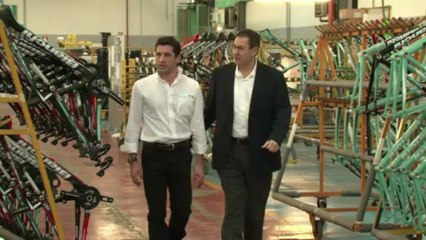 Crisis-hit Italians swap cars for bikes