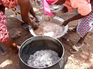 fabrication du beurre de karité : le lavage