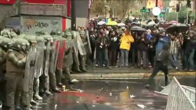 Students clash with riot police in Chile