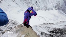 Un homme saute en parachute depuis l'Everest