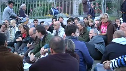 Les opposants au mariage pour tous veillent devant la préfecture. le collectif antifasciste fait fac