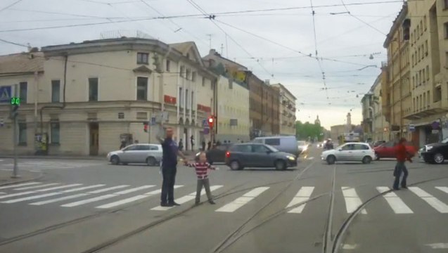 Russie : il traverse la rue avec son pistolet