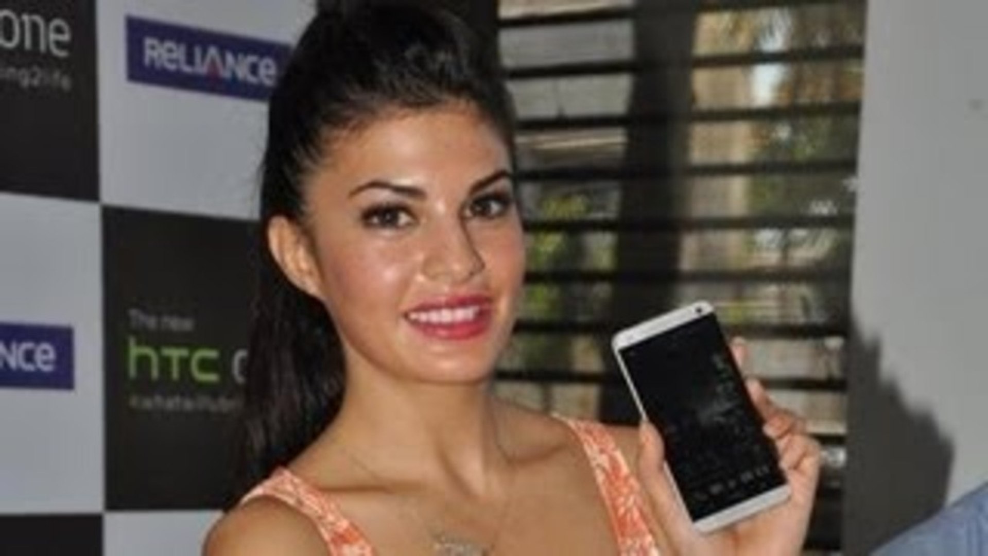 Jacqueline Fernandez launched the new HTC One smartphone