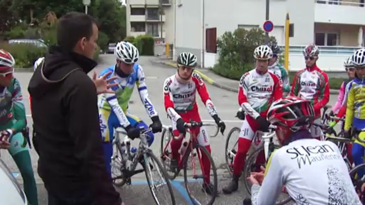Classique des Alpes - Julien Thollet donne les consignes avant la reconnaissance