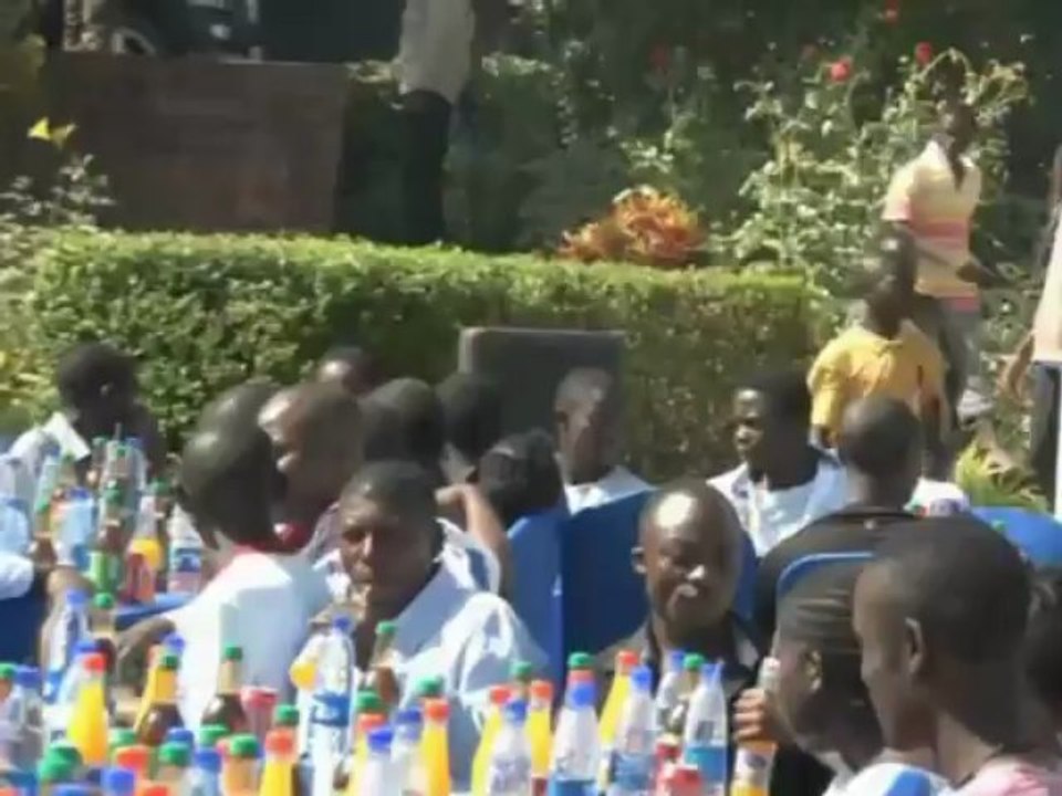Repas offert aux enfants de Goma par Mme Olive Lembe Kabila