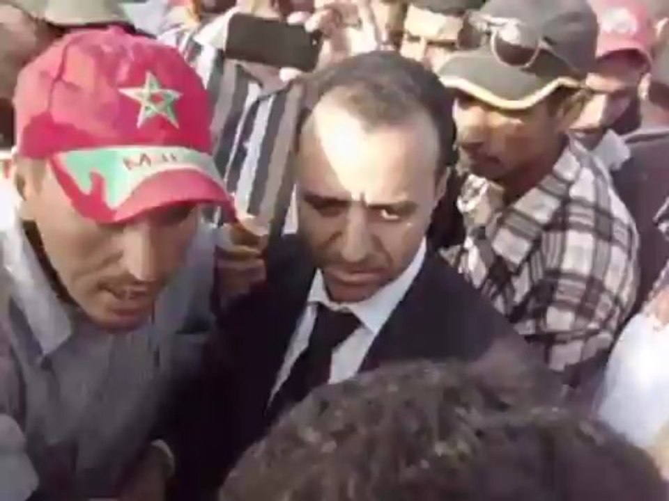 ممتل السلطة الاقليمية وسط المحتجين باشتوكة ايت باه