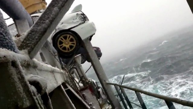 Tempête en mer impressionnante et 52 voitures à l'eau... A voir!