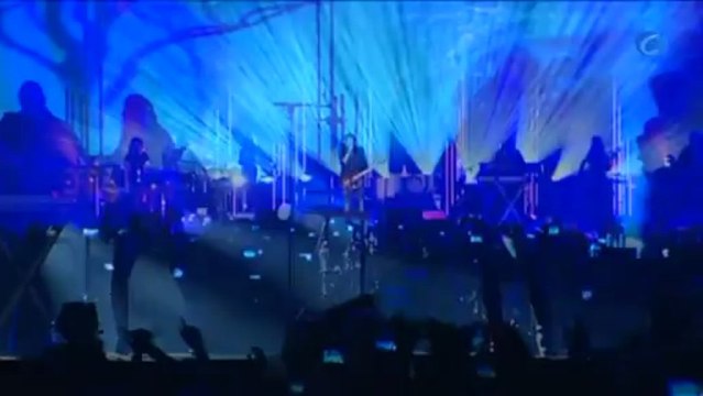 Alejandro Sanz llega al corazón de su público y le anima a seguir caminado
