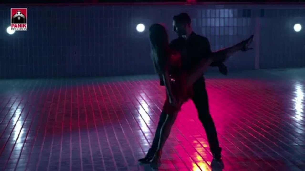 Thomai Apergi - Summer Nights