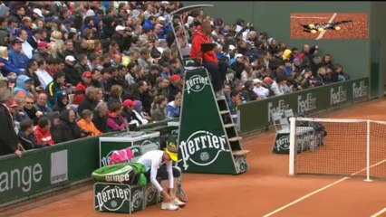 Jelena Jankovic giving a towel to line umpire not to a ballboy lol