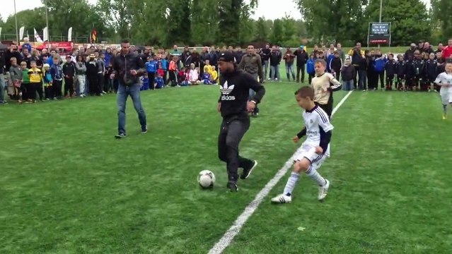 Robin van Persie face à 3 enfants. Démo de foot!