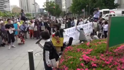 20130517　「人間の鎖」市役所包囲 橋下市長発言に抗議