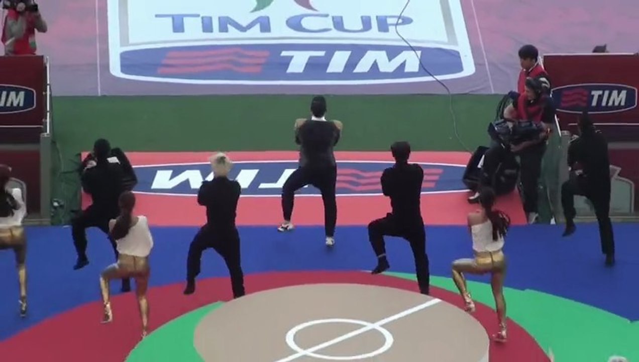 PSY se fait siffler par tout un stade - GANGNAM "ITALIA" STYLE