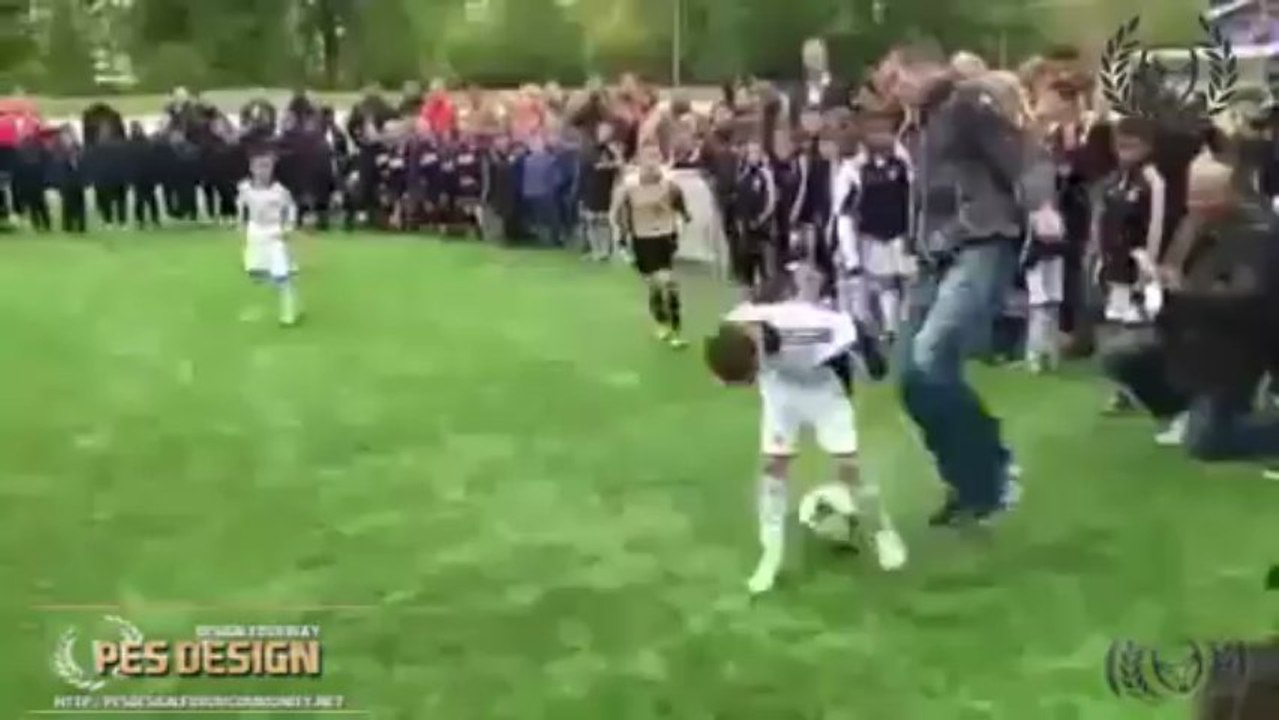 Robin van Persie ’vince facile’ contro i baby calciatori - Pes Design®