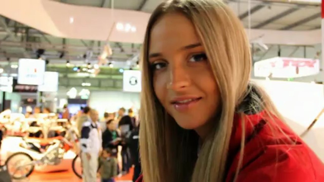 Vidéo : Les hotesses du salon de Milan