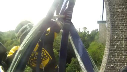 Moto Revue saute à l'élastique en Hornet !!!