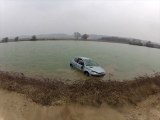 Un drift de trop = voiture dans le lac!!! Gros débile...