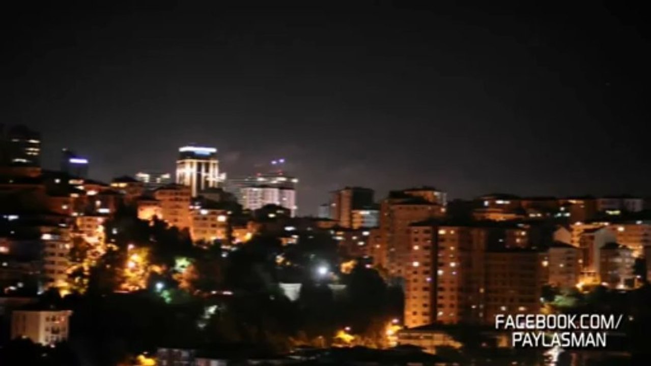 Manifestants d'Istanbul allument et éteignent les lumières