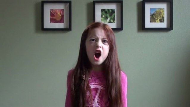 8 ans, elle chante l'opéra de La Reine de la Nuit (Mozart)