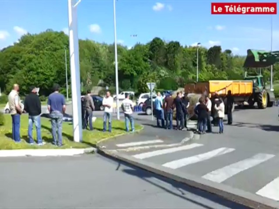 Brest. Les accès au centre commercial Carrefour bloqués par des agriculteurs