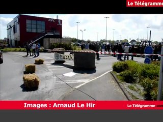 Langueux (22). Les entrées du magasin Carrefour bloquées par les paysans