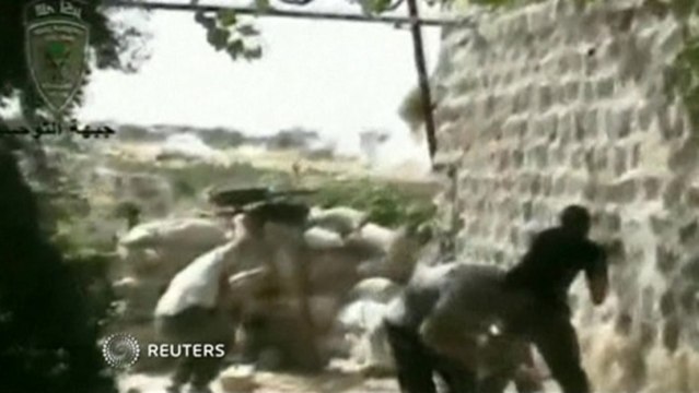 Syrian forces, rebels battle for strategic border town