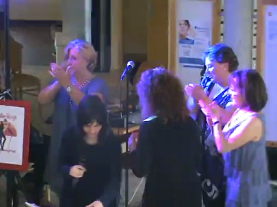 ma mère et moi chantons les champs elysées