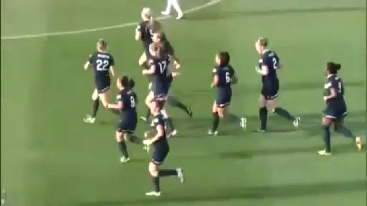 Une joueuse de football marque un but de malade !