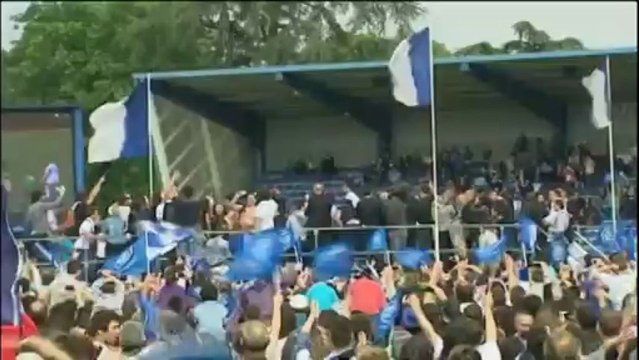 Le haka interprété par des joueurs de Castres, champions de France, devant leurs supporters