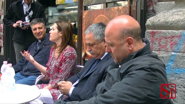 Napoli - Presentazione di Un'altra galassia i libri arrivano in piazza -1- (29.05.13)