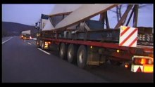 4 Sondertransporter bringen Kirchendachelemente nach Hainburg