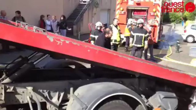 Laval. Feu de voiture dans un parking