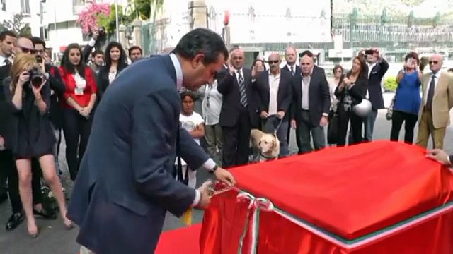 Napoli - Distrutta la scultura di Tocca Napoli con mano (29.05.13)