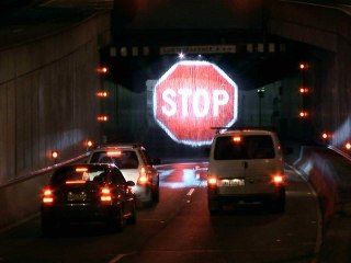 SoftStop : un panneau stop sur un rideau d'eau
