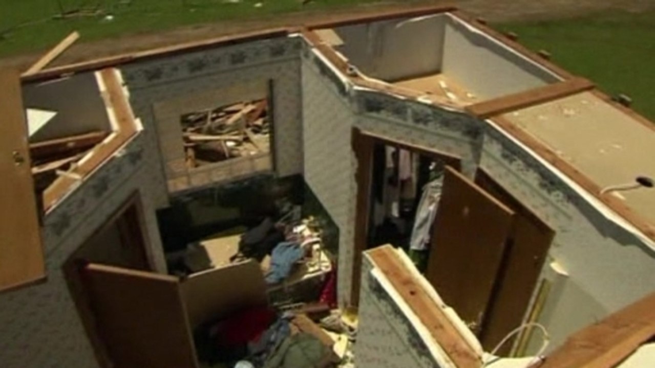 OK residents cleanup tornado debris