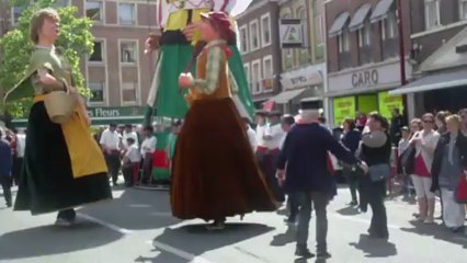 parade des géants hazebrouck en vidéo un danseur avec les géants