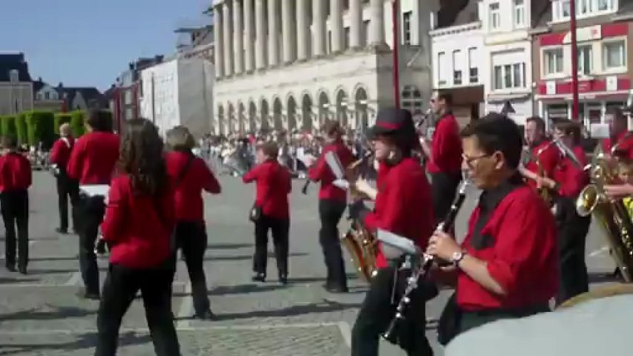parade des géants hazebrouck en vidéo l'entrée sur la gd place