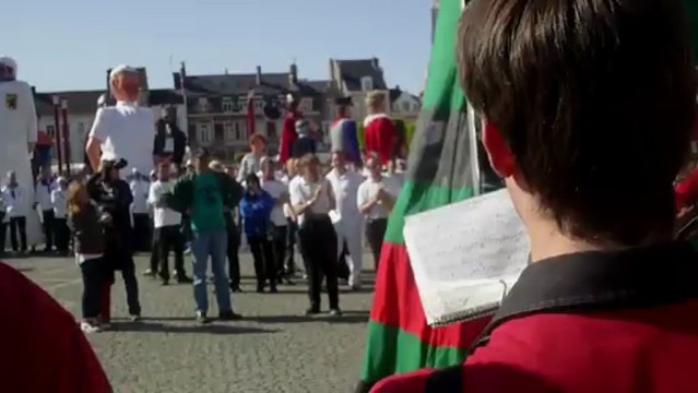 parade des géants hazebrouck en vidéo l'entrée du plus grand géant porté