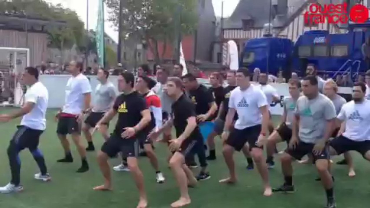 Les Néo-Zélandais font le Haka sur le port de Vannes à l'occasion du Mondial de rugby