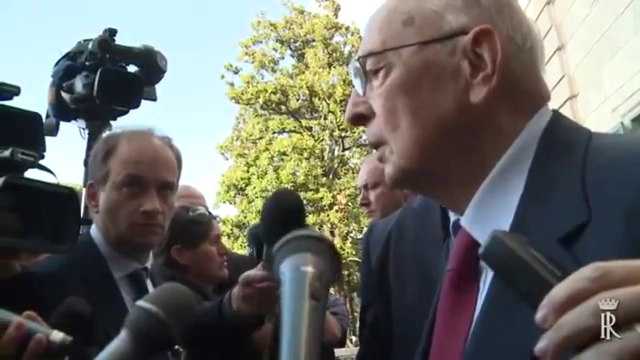 Roma - Napolitano risponde ai giornalisti dopo l'apertura dei Giardini del Quirinale (02.06.13)