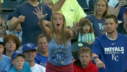 Baseball : une jolie supportrice de Kansas City se fait voler une balle par un gamin