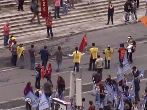Протестующие Стамбула пошли на премьера