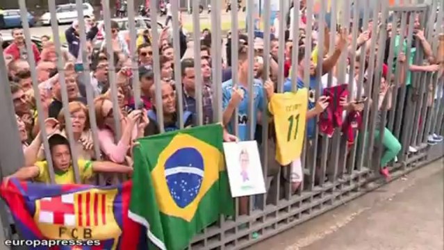 Neymar se da el primer baño de masas